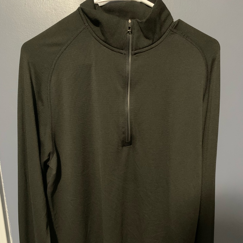 Men’s Lululemon lightweight quarter zip black.